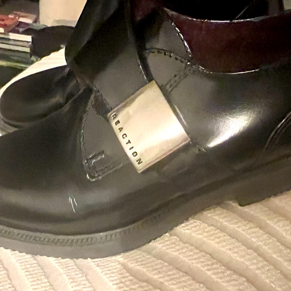 Kenneth Cole Reaction Little Boys Black Leather Shoes Size 13M. Velcro closure